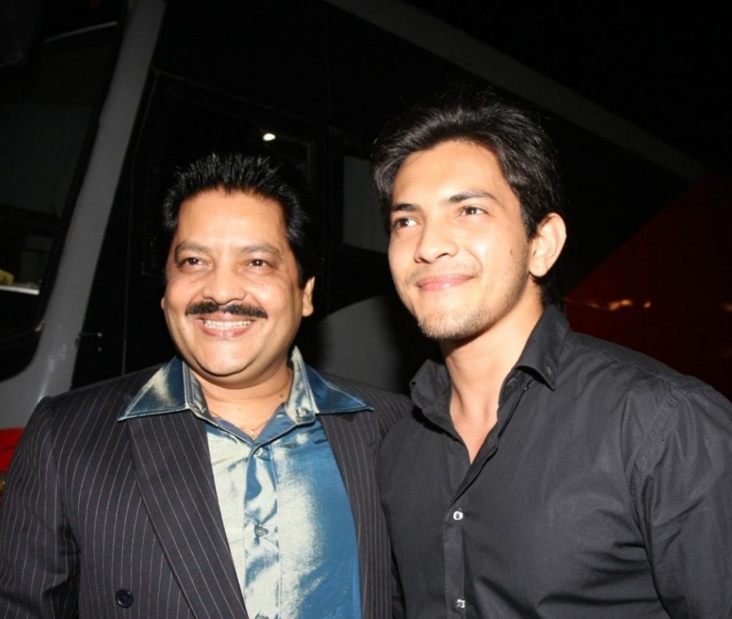 aditya-narayan-and-udit-narayan-at-police-event-umang-2012.jpg