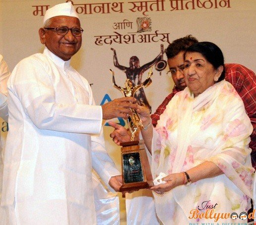 Master Dinanath Mangeshkar Award 2014 anna hazzare