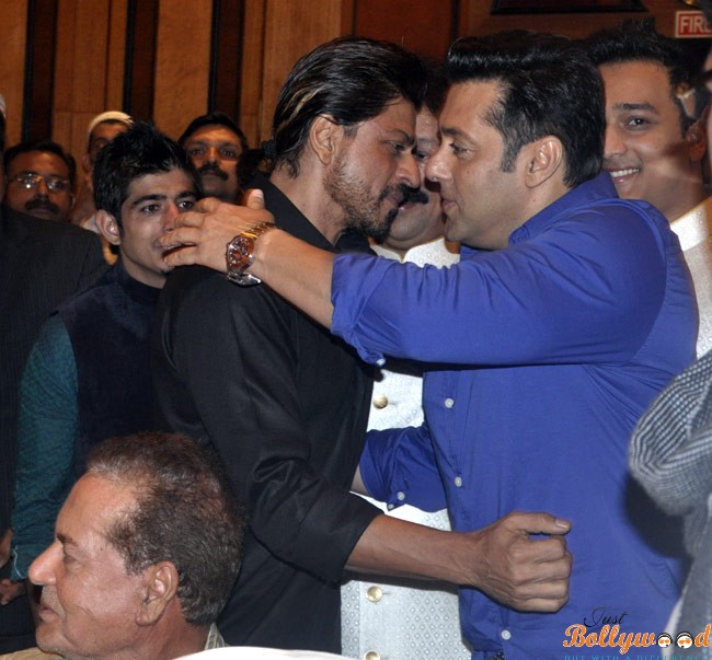 salman shahrukh hug