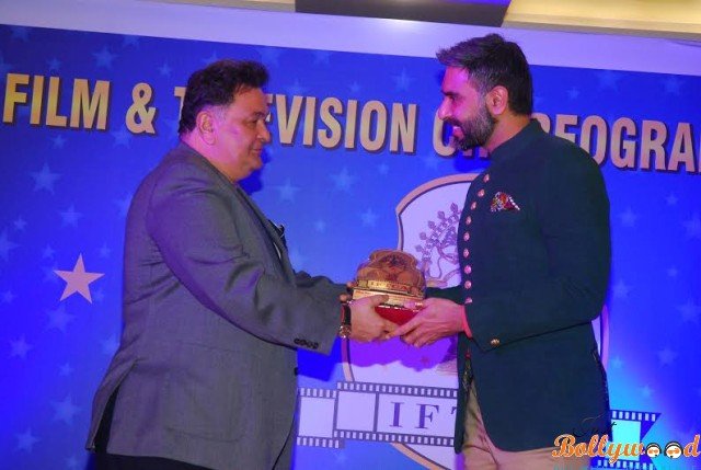 Rishi Kapoor presents an award to Sandip Soparrkar