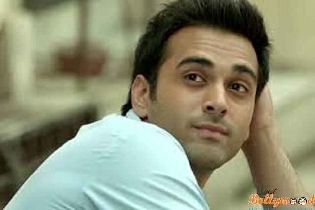 Pulkit Loses his Cool misbehaves at Mumbai Airport