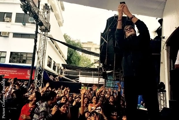 when-amitabh-bachchan-took-selfies-with-students-1