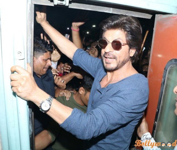 SRK on train