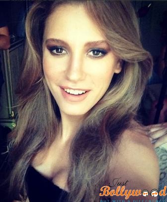 Serenay Sarikaya