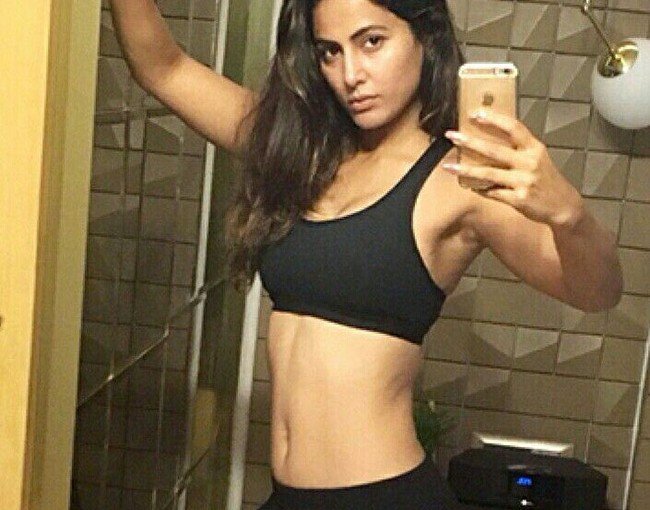 hina khan showing off her sexy midriff 201803 1522241897 650x510 1