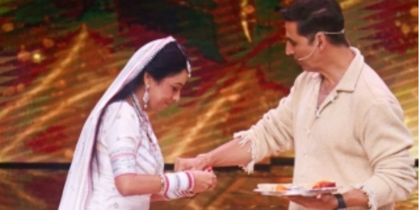 Rupali Ganguly tying rakhi to Akshay Kumar