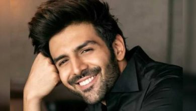 Kartik Aaryan shows a sweet gesture for a fan at the airport & it's so heart-touching. Watch Video! 10 Kartik Aaryan