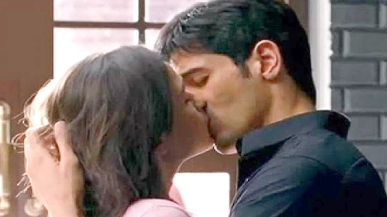 Alia Bhatt kissing scene in SOTY