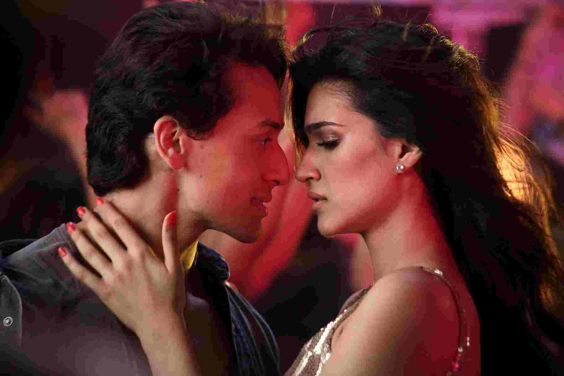 Kriti Sanon kissing scene in Heropanti