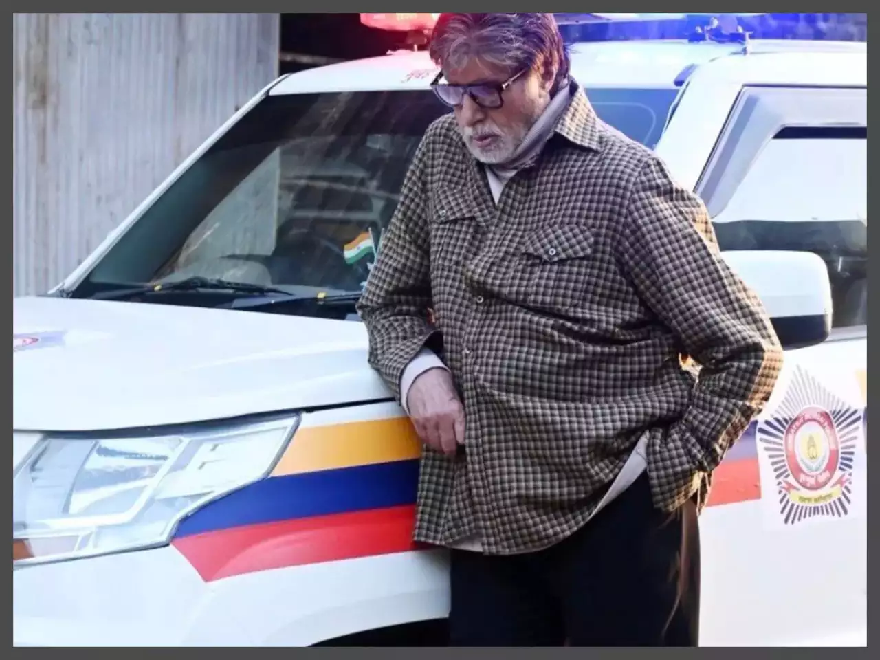 Amitabh Bachchan beside police car