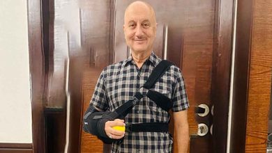 Anupam Kher gets injured