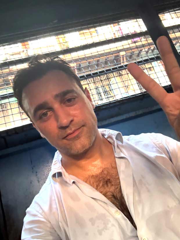 Actor Imran Khan Detained by Mumbai Police During Protest at August Kranti Maidan; Shares Selfie from Van 5 imran khan detained